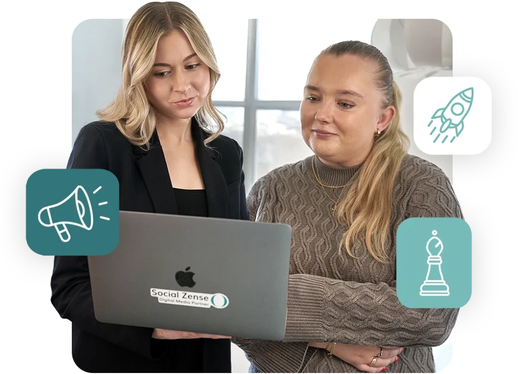 Två marknadsförare tittar på en dator.