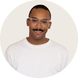 Porträttbild av Daniel Miettinen-Singhateh, marknadsassistent på Social Zense.