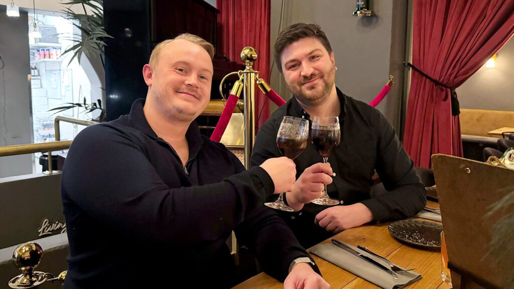 Fred Richter ansluter till Social Zense och firar med David.