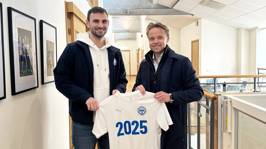 Social Zense VD Mattias Persson och IFK Värnamos marknadsavarige håller upp tröja