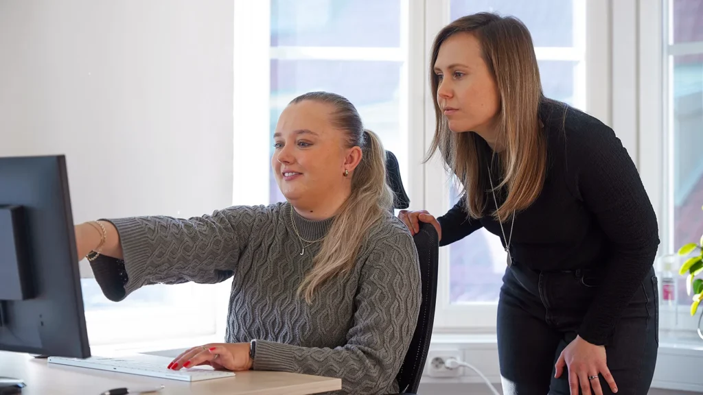 Jannica Knöös och Matilda Silver tittar på en datorskärm