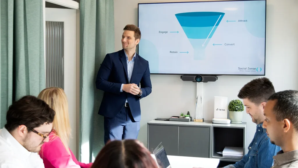 Marknadsförare utbildar i digital marknadsföring.