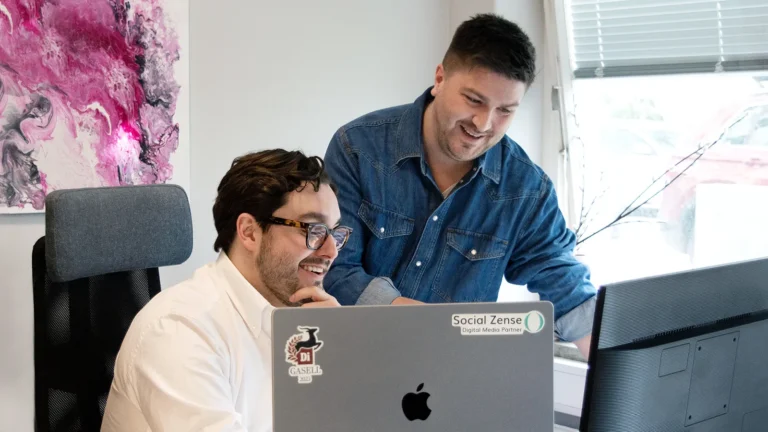 Två marknadsförare arbetar med performance marketing