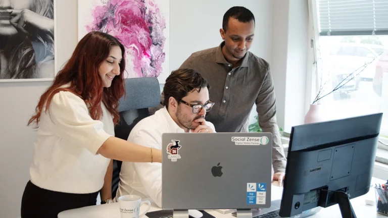 Jonathan sitter vid dator och arbetar med annonsering på Meta.