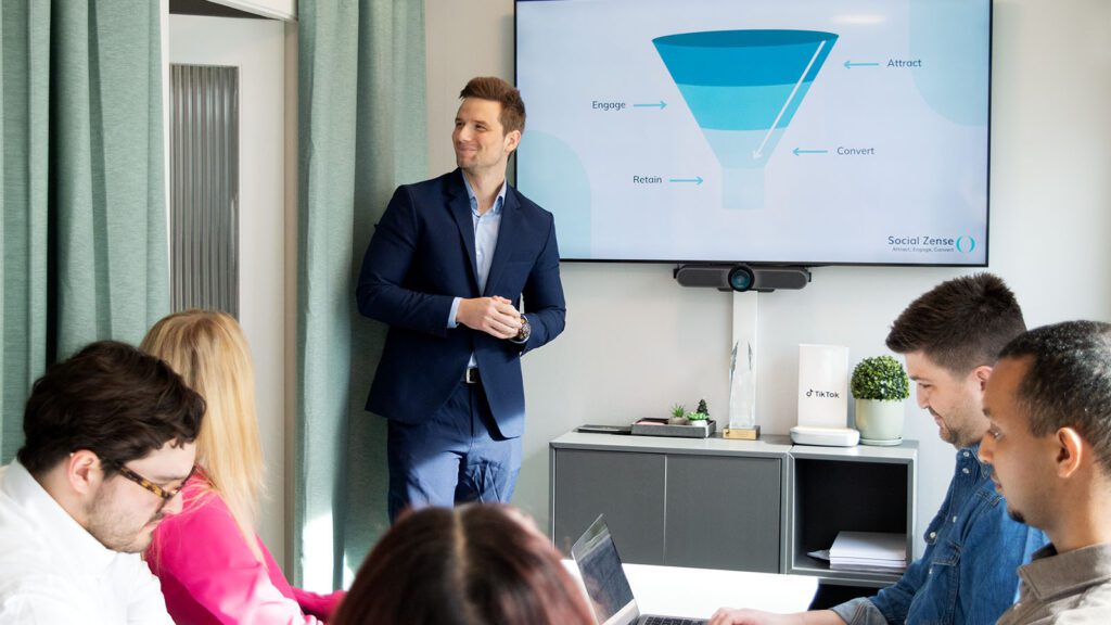 Rikard håller presentation om funnelstrategi